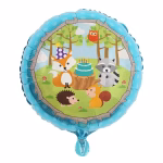 Balon rotund din folie cu margine albastra cu buline decorat cu o scena de padure ce include o vulpe un raton un arici o veverita si o bufnita in jurul unui tort aniversar