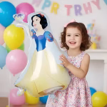 balon folie alba ca zapada Balon din folie metalizata in forma printesei Alba ca Zapada, umflat cu heliu si legat cu rafie alba, plutind intr-un decor festiv de petrecere.