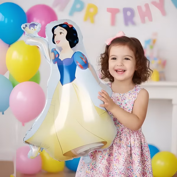 balon folie alba ca zapada Balon din folie metalizata in forma printesei Alba ca Zapada, umflat cu heliu si legat cu rafie alba, plutind intr-un decor festiv de petrecere.
