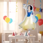 balon folie alba ca zapada Balon din folie metalizata in forma printesei Alba ca Zapada, umflat cu heliu si legat cu rafie alba, plutind intr-un decor festiv de petrecere.