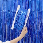 Perdea decorativa din franjuri tip tinsel realizata din folie metalizata de culoare albastra infasurata partial pe un suport din carton alb