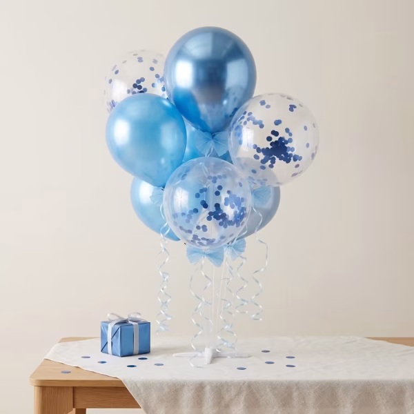 Set Aranjament 7 Baloane Albastre Cu Suport Aranjament festiv pentru masa cu 7 baloane albastre sidefate si transparente cu confetti asezate pe un suport alb cu panglici din rafie.