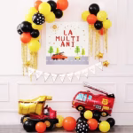 Set 61 Baloane Tematica Masini Si Poster Decor complet pentru petrecere baieti format din arcada cu baloane colorate poster La Multi Ani banner cu stegulete si baloane folie in forma de masina de pompieri si basculanta.