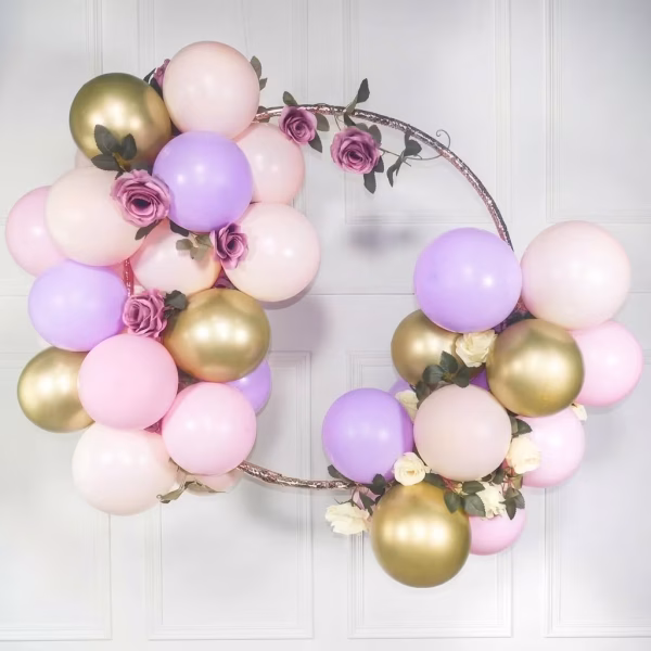 Set Aranjament Cerc 80 cm Baloane Pastel Si Flori Aranjament decorativ pe suport rotund de 80 cm cu baloane in nuante de roz mov piersica si auriu accesorizat cu o ghirlanda de flori si frunze.