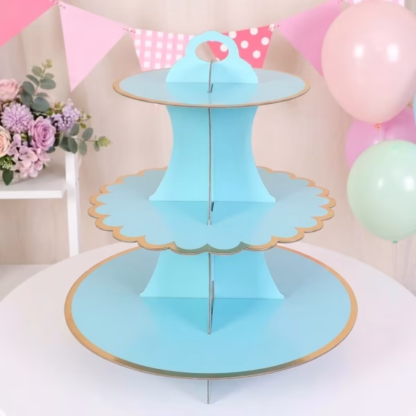 Suport Etajat Pentru Prajituri Bleu Suport etajat pentru prajituri din carton, culoare bleu pastel cu margini aurii elegante, avand 3 niveluri pentru expunerea deserturilor pe masa festiva.