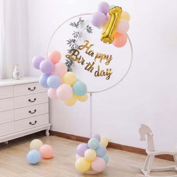 Suport din plastic alb pentru baloane format dintr un cerc asezat pe un picior inalt decorat festiv cu baloane si mesaj aniversar