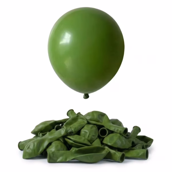 Un balon rotund din latex umflat, având o nuanță elegantă și mată de verde măsliniu retro (green olive), așezat central deasupra unei grămezi de baloane neumflate de aceeași culoare, pe un fundal alb neutru