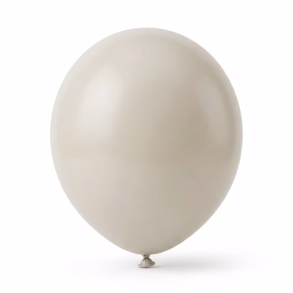 Un balon din latex umflat, având o formă rotundă perfectă și prezentând o nuanță caldă, neutră și elegantă de nisipiu (white sand), așezat pe un fundal alb neutru