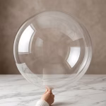 Balon gigant bobo transparent perfect sferic, demonstrand claritatea materialului premium din poliuretan care nu se matuieste.