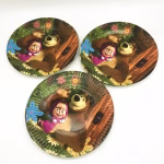 Set 10 Farfurii Carton Masha Si Ursul Set de farfurii desert din carton pentru petrecere, diametru 18 cm, imprimate cu indragitele personaje Masha si Ursul facand cu mana, intr-un decor vesel cu flori si copaci.