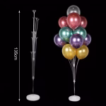 Suport din plastic inalt de 130 cm pentru 13 baloane prezentat asamblat alaturi de piesele componente si un aranjament colorat finalizat