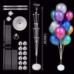 Suport din plastic inalt de 130 cm pentru 13 baloane prezentat asamblat alaturi de piesele componente si un aranjament colorat finalizat