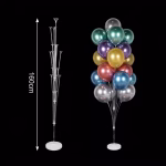 Suport din plastic inalt de 160 cm pentru 19 baloane prezentat asamblat alaturi de piesele componente si un aranjament colorat finalizat