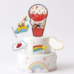 Set 5 Toppere Tort Animale Safari Tort alb cu etaje, decorat cu norișori, inimi și un curcubeu, având așezat deasupra un set de 5 toppere din carton cu tematica animale safari, balon cu aer cald și avion.