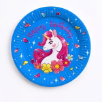 set 10 farfurii unicorn 18 cm Set de 10 farfurii mici din carton pentru tort, dimensiune 18 cm. Design magic pe fundal albastru intens, ilustrand un unicorn cu coama roz si textul Happy Birthday, inconjurat de flori si stelute.