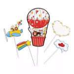 Set complet de 5 toppere pentru tort: un balon cu aer cald uriaș cu animale, un avion, un nor cu inimi, o etichetă în formă de inimă pentru un mesaj personalizat și o stea căzătoare, montate pe bețe.