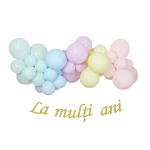 Arcada organica din baloane latex in nuante pastelate tip macarons, alaturata unui banner elegant cu text caligrafic auriu La multi ani