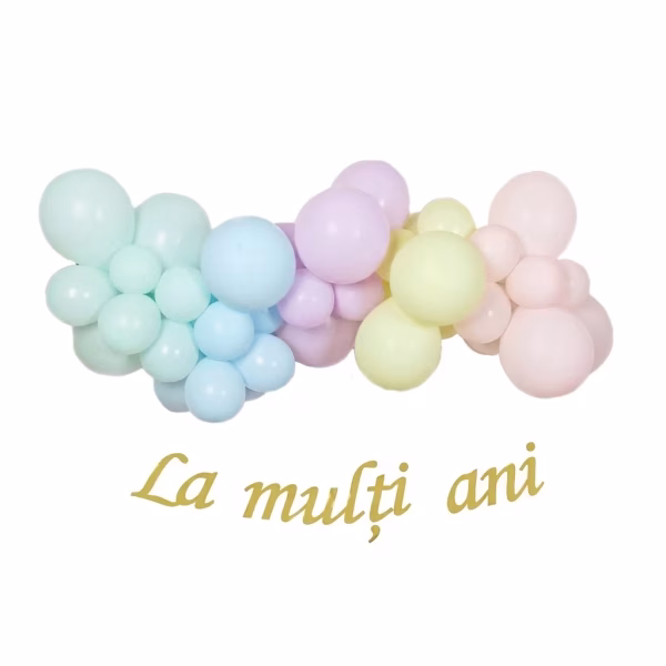 Arcada organica din baloane latex in nuante pastelate tip macarons, alaturata unui banner elegant cu text caligrafic auriu La multi ani