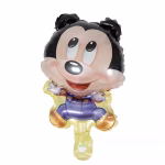 Balon din folie in forma figurinei Baby Mickey Mouse zambind cu gura deschisa si privind in sus imbracat intr-o salopeta mov cu botosei galbeni si manusi albe