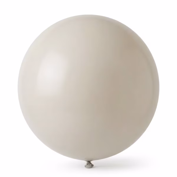Balon din latex de dimensiuni gigantice (Jumbo), umflat perfect rotund, prezentând o nuanță elegantă, neutră și caldă de nisipiu (sand white), așezat pe un fundal alb neutru
