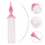 Pompa manuala pentru baloane avand corpul cilindric de culoare alba cu striatii si maner ergonomic in nuanta roz prevazuta cu varf de umflare universal