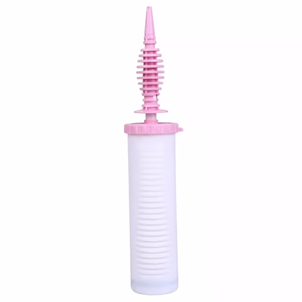 Pompa manuala pentru baloane avand corpul cilindric de culoare alba cu striatii si maner ergonomic in nuanta roz prevazuta cu varf de umflare universal