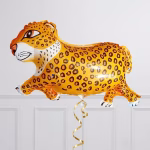 Balon din folie metalizata in forma de leopard cu blana aurie si pete negre caracteristice plutind pe un fundal luminos