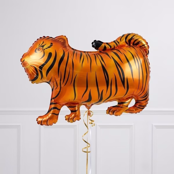 Balon din folie metalizata in forma de tigru salbatic cu blana portocalie lucioasa si dungi negre plutind elegant pe un fundal alb