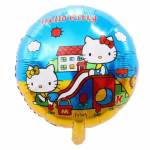 Balon rotund din folie metalizată ilustrând personajele Hello Kitty jucându-se într-un parc, cu un tobogan roșu, cer albastru senin, soare, nori și o căsuță pe fundal