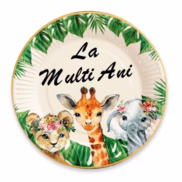 Farfurie rotunda din carton de culoare deschisa decorata cu frunze tropicale verzi urarea La Multi Ani cu negru si pui de leu girafa si elefant ilustrati in stil acuarela avand o bordura aurie pe margine