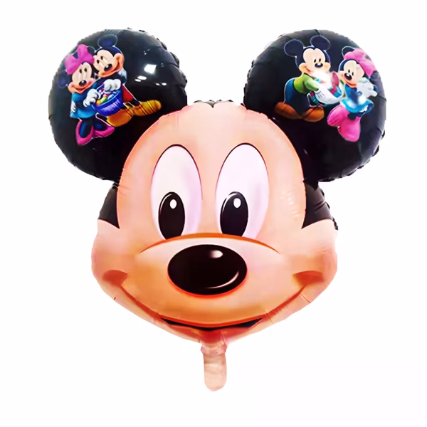 Balon din folie decupat in forma capului lui Mickey Mouse zambind avand imprimate pe cele doua urechi negre scene colorate cu personajele Mickey si Minnie Mouse alaturi de mici cadouri