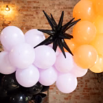 Balon din folie metalizata de culoare neagra, asamblat sub forma unei stele 3D voluminoase cu colturi ascutite, avand un diametru de 55 cm