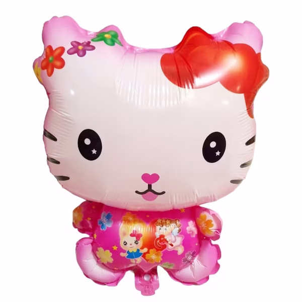Balon din folie metalizată decupat pe contur în formă de figurină, reprezentând-o pe Hello Kitty accesorizată cu o fundă roșie mare pe o ureche, flori colorate pe cealaltă ureche și o ținută roz aprins decorată cu motive florale