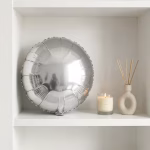 balon folie rotund argintiu Buchet festiv format din mai multe baloane din folie rotunde de culoare argintie, umflate cu heliu si legate cu panglica argintie, expuse intr-un decor elegant.