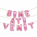 Banner format din baloane din folie metalizata de culoare roz fucsia care formeaza mesajul Bine Ati Venit suspendate elegant pe trei randuri