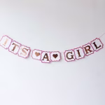 banner it s a girl Banner decorativ din carton cu mesajul It s a Girl. Cartonasele sunt albe cu o margine roz eleganta, iar literele sunt realizate din folie aurie stralucitoare.
