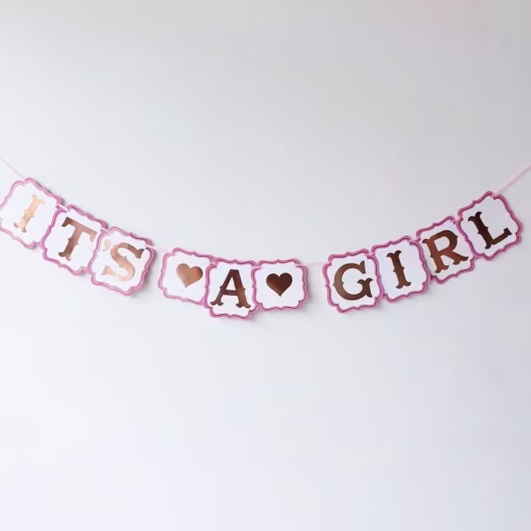 banner it s a girl Banner decorativ din carton cu mesajul It s a Girl. Cartonasele sunt albe cu o margine roz eleganta, iar literele sunt realizate din folie aurie stralucitoare.