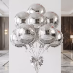 balon folie rotund argintiu Buchet festiv format din mai multe baloane din folie rotunde de culoare argintie, umflate cu heliu si legate cu panglica argintie, expuse intr-un decor elegant.