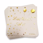 pachet 10 servetele albe cu auriu Pachet de 10 servetele din hartie alba pentru petrecere, dimensiune 33x33 cm. Design elegant cu textul La Multi Ani, doua baloane si elemente tip confetti, toate imprimate cu folie aurie stralucitoare.