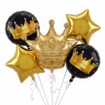 Buchet format dintr un balon gigant din folie in forma de coronita aurie incadrat de doua baloane stea aurii si doua baloane rotunde negre cu imprimeu regal