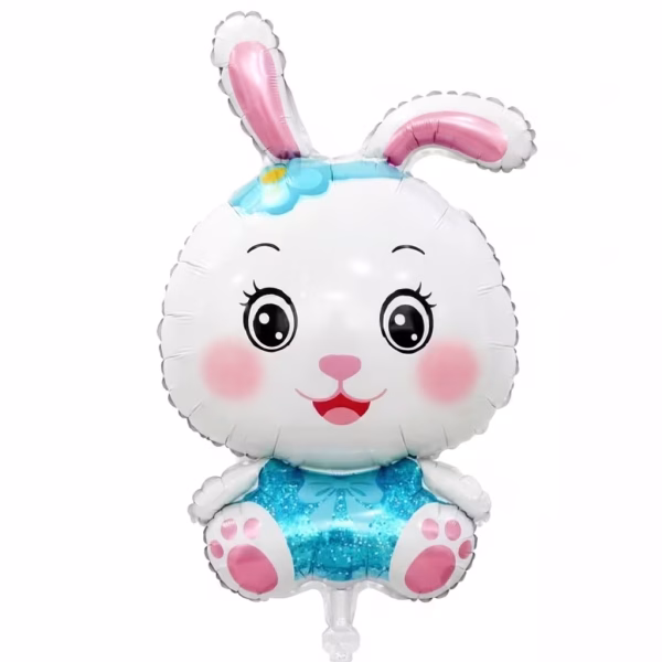Balon din folie metalizată în formă de iepuraș alb și pufos, cu obrăjori roz, îmbrăcat într-o rochiță bleu cu efect strălucitor și având o floare asortată prinsă la ureche