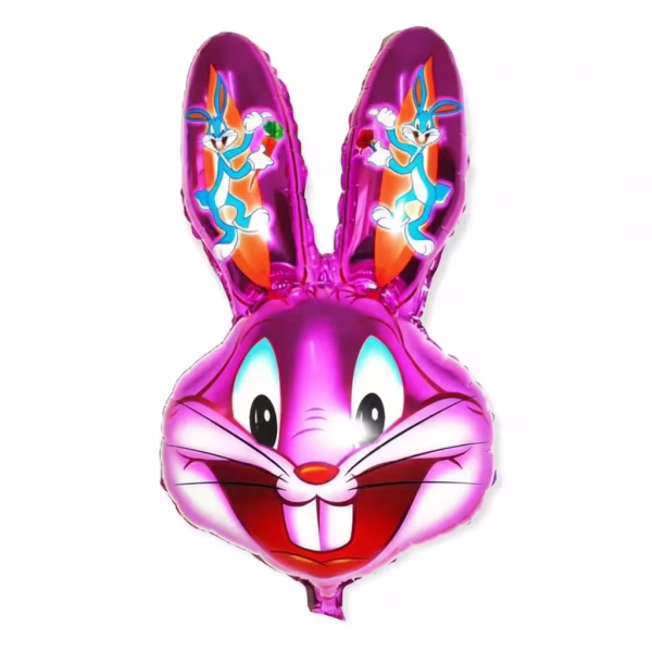 Balon din folie metalizată decupat în formă de cap de iepure Bugs Bunny pe un fundal roz lucios, având imprimate pe urechi ilustrații mai mici cu personajul ținând un morcov și o floare