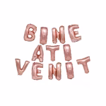 Banner format din baloane din folie metalizata de culoare rose gold care formeaza mesajul Bine Ati Venit suspendate elegant pe trei randuri