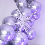 Balon din folie metalizata de culoare argintie, asamblat sub forma unei stele 3D voluminoase cu colturi ascutite, avand un diametru de 55 cm