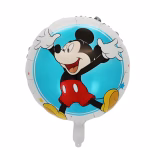 Balon rotund din folie ilustrandu-l pe Mickey Mouse sarind vesel cu bratele ridicate pe un fundal central de culoare albastru deschis incadrat de o margine alba decorata cu mici stelute colorate