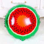 Balon din folie rotund ilustrand o sectiune transversala de pepene verde avand coaja verde un strat subtire albicios pulpa rosie presarata cu seminte negre si un miez portocaliu in forma de stea