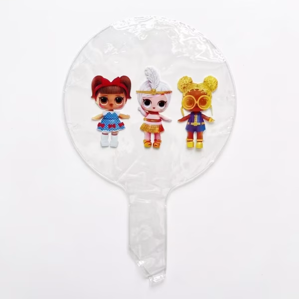 Balon bobo transparent cu forma rotunda ilustrand in centru trei papusi L.O.L. Surprise distincte in tinute viu colorate cu rosu auriu si albastru