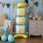 balon folie airwalker boy Balon gigant din folie tip Airwalker, format dintr-o baza aurie, trei cuburi albastre ce formeaza cuvantul BOY si o coronita regala, integrat intr-un decor de botez.