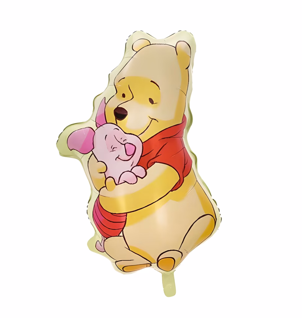 Balon din folie decupat in forma personajului Winnie the Pooh imbracat in tricoul rosu tinandu-l in brate pe prietenul sau purcelusul Piglet