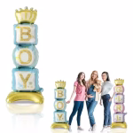 Comparatie de marime intre balonul folie Airwalker BOY de 108 cm si persoane adulte pentru a evidentia dimensiunea gigant a decorului.